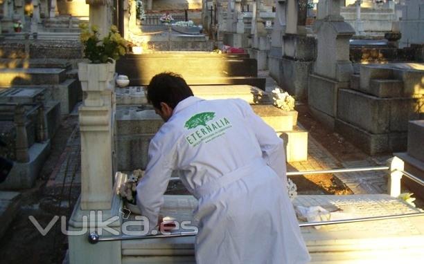 eternalia profesionales de limpieza en cementerios