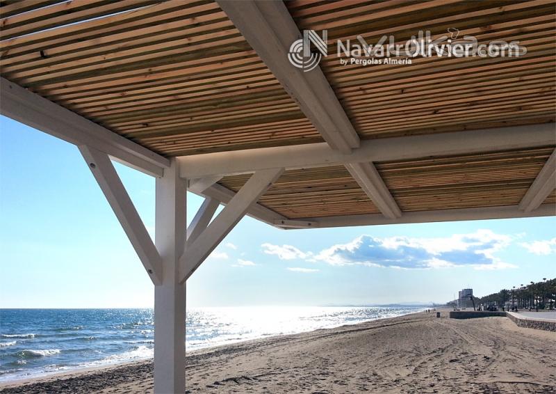 Pérgola de luz filtrada en madera tratada. Xiringuito Mojito  Blau Tarragona. www.navarrolivier.com 