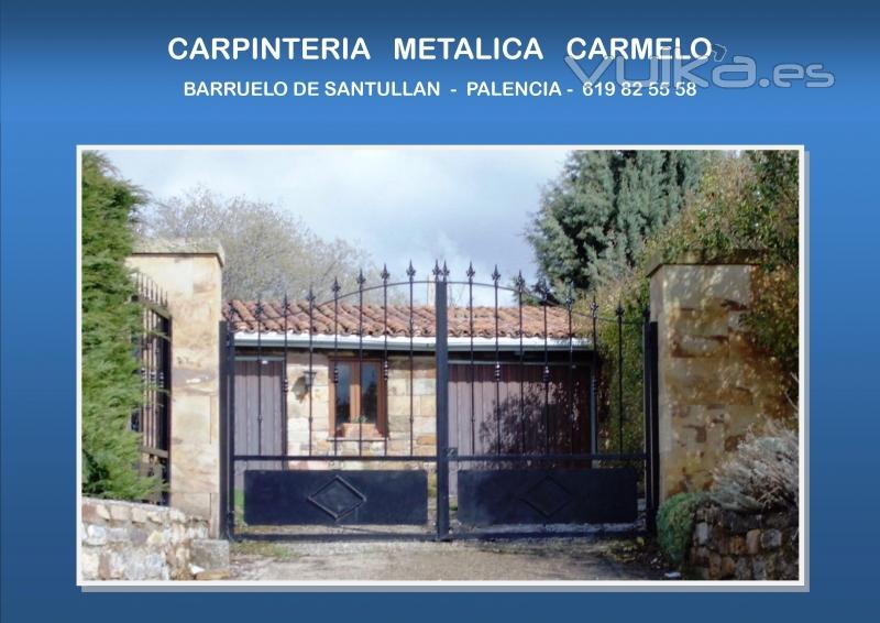 Puerta doble metalica en finca rustica - Cillamayor