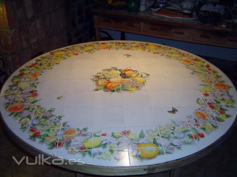 Mesa de azulejos decorados con flores y frutas