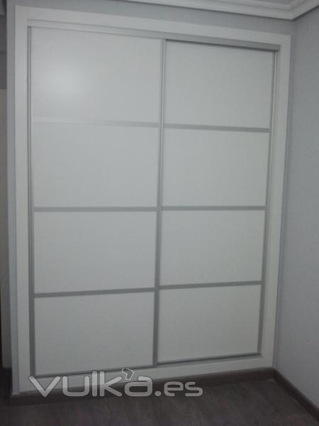 Frente de armario, fabricado en melamina blanca con perfileria de aluminio color plata mate