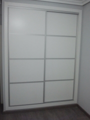Frente de armario, fabricado en melamina blanca con perfileria de aluminio color plata mate