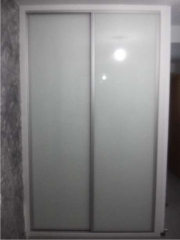 Frente de armario fabricado en cristal lacado blanco con perfilera aluminio plata mate