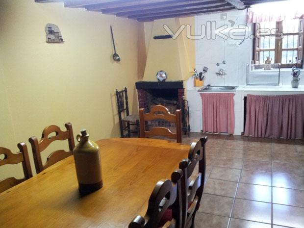 Amplia cocina con chimenea de Casa Rural La Carrozal Senda del Oso