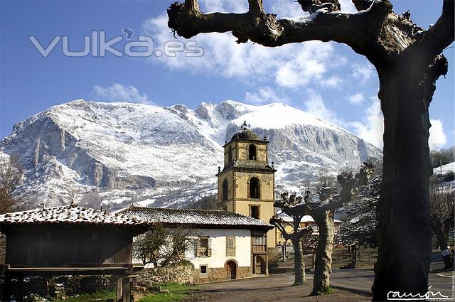 Colegiata de San Pedro , Teverga, Asturias