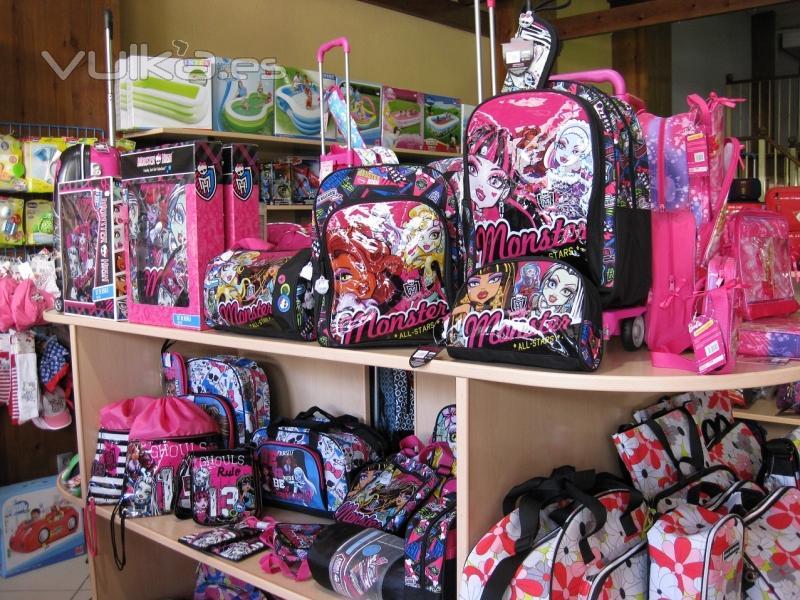 Moster High, Barbie, Kimmidoll y mas mochilas y maletas 