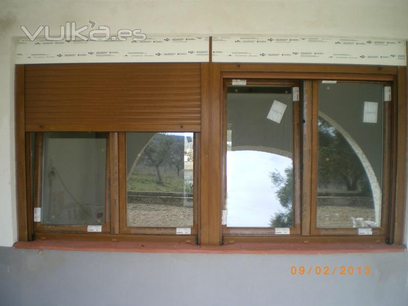 Frente realizado en PVC, vista exterior acabado foliado madera