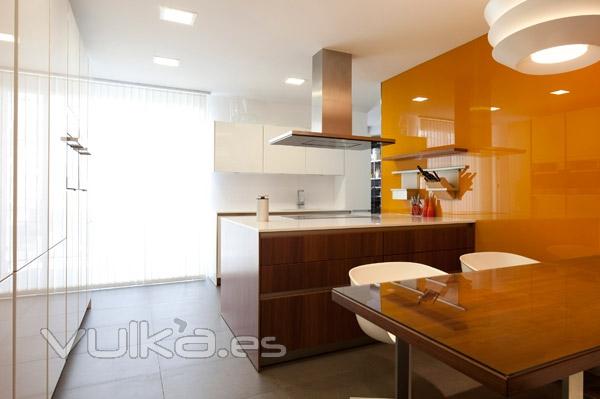 Cocina con pared de cristal