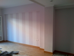 Pared pintada a rayas en salon