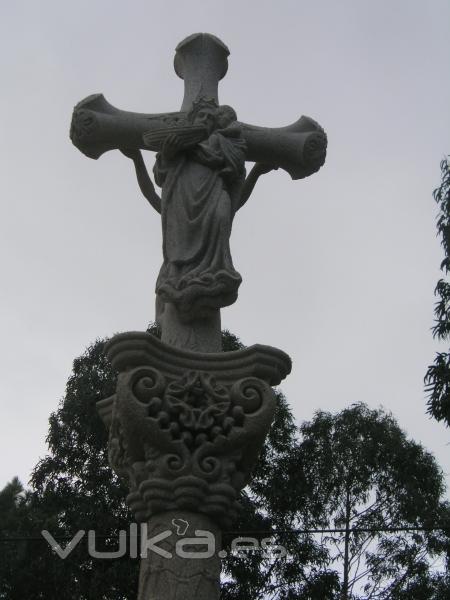 Cruz y Capitel Cruceiro Alter, Cristo, Virgen y Cruz tallados en la Misma Piedra. 