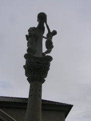 Cruz y capitel cruceiro alter, cristo, virgen y cruz tallados en la misma piedra.