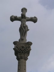 Cruz y capitel cruceiro alter, cristo, virgen y cruz tallados en la misma piedra.