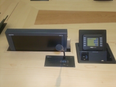 Integracion de monitor, microfono y sistema de gestion en mesa