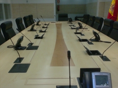 Sala de prensa con integracion en mesa de microfonos, cajas de conexiones etc