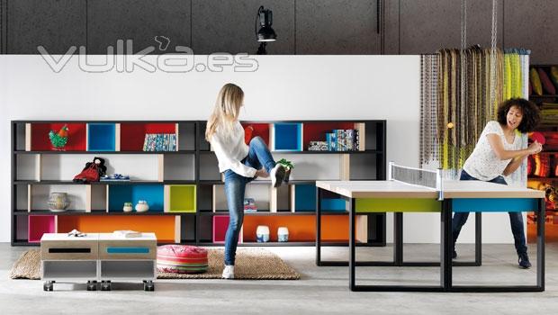 Muebles juveniles con modulos de difrerentes tamaos y traseras con mucho colorido
