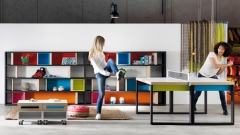 Muebles juveniles con modulos de difrerentes tamanos y traseras con mucho colorido