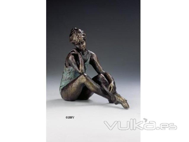 Figura Bailarina sentada Verde, con acabos en bronce. LLus Jord.