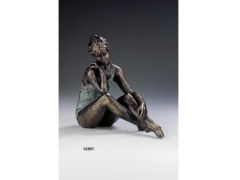 Figura bailarina sentada verde, con acabos en bronce. llus jord.
