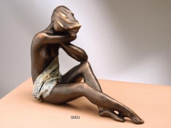 Figura chica jaspeada, con acabos en bronce. llus jord.