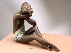 Figura chica jaspeada, con acabos en bronce lluis jorda
