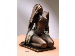Figura desnudo jaspeada, con acabos en bronce. llus jord.