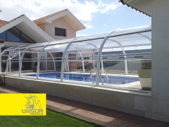 Es cubierta de piscina fija de diseno circular con union central la fachada y fondo son fijos con p