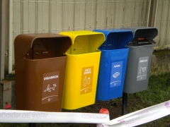 Papeleras para la recogida selectiva de residuos pintadas po alumnos del ciclo de carrocería.
