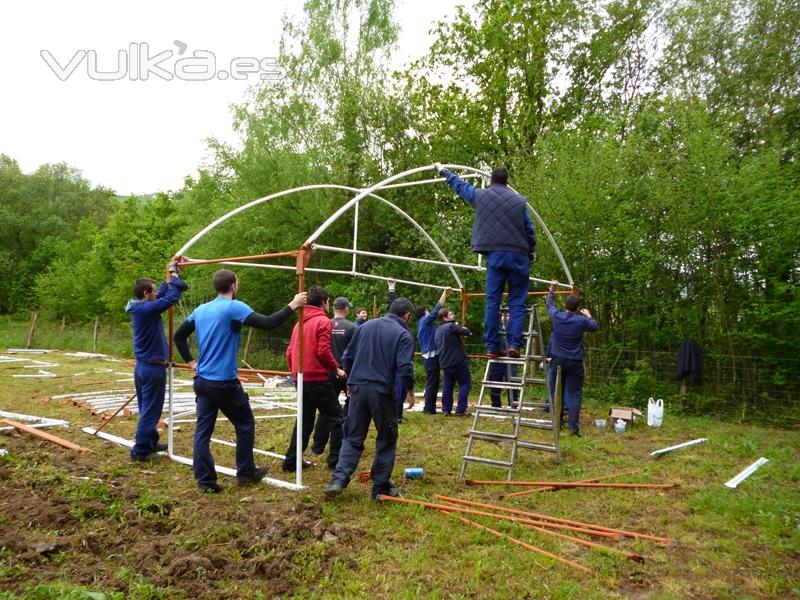 Alumnos del ciclo de construcciones metálicas montando el in vernadero que han construido.