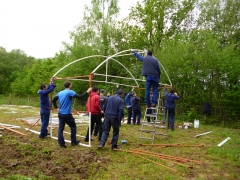 Alumnos del ciclo de construcciones metálicas montando el in vernadero que han construido.