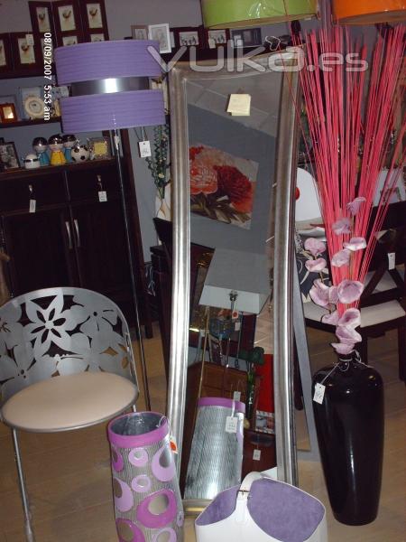 espejo,silla,lampara,revistero y paraguero muy moderno
