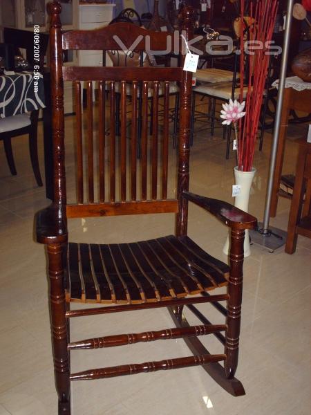 mecedora de madera 135 EUR