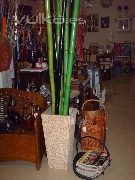 jarron madera y cañas de bambu