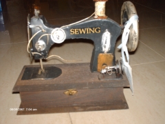 Maquina de coser antigua de metal