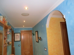 Colocacion de arco con molduras para decorar un pasillo