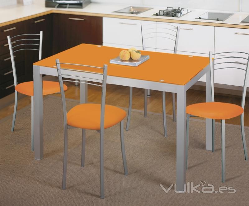 Sillas y mesa para cocina color naranja