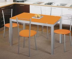 Sillas y mesa para cocina color naranja