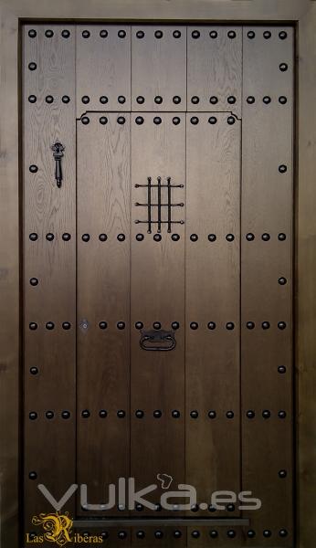 Puerta rustica realizada en madera de roble.Se abre tanto la hoja grande como la pequea (postigo)