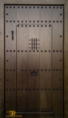 Puerta rustica realizada en madera de roble.Se abre tanto la hoja grande como la pequeña (postigo)