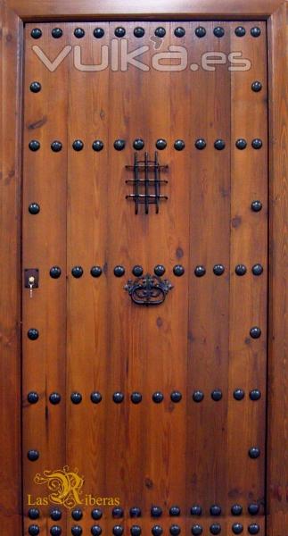 Puerta rustica de una hoja realizada en madera antigua.