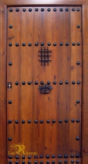 Puerta rustica de una hoja realizada en madera antigua.