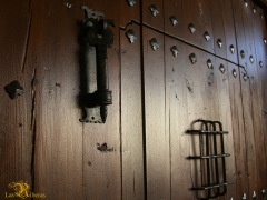 Detalle de portón realizado con madera antigua.