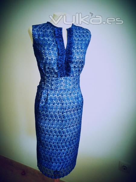 Vestido de cocktail en guipur color azul francia con volante en el escote