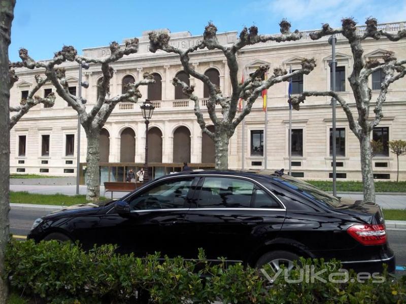 Taxi Mercedes Burgos. Palacio de justicia de Burgos