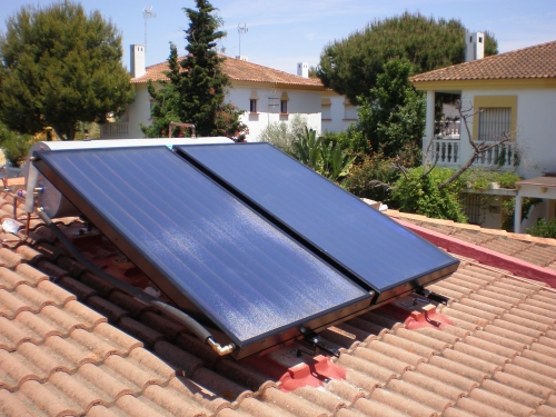 Instalacin de equipo solar termosifnico por Radium Vergina en vivienda unifamiliar