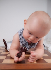 Bebé jugando al ajedrez