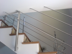 Baranda de acero inox. dentro de forjado planta superior.