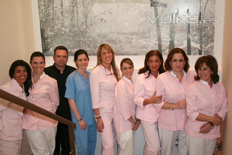 Dras. Isabel De Larroque y Carolina De Larroque con equipo auxiliar en Clnica Dental