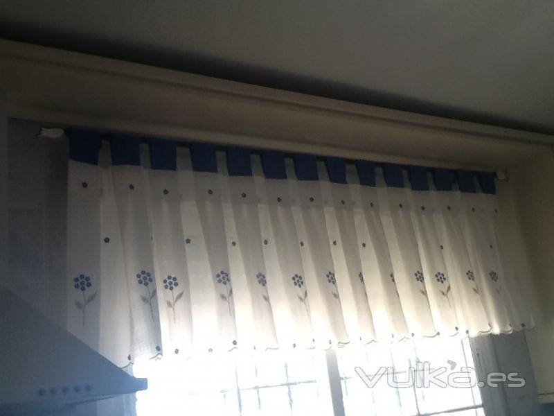 Esta cortina de cocina es muy vistosa.