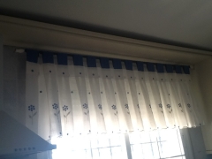 Esta cortina de cocina es muy vistosa.