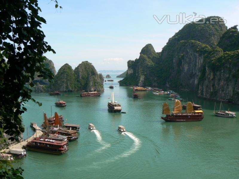 Mini crucero en la bahia de Halong, Vietnam